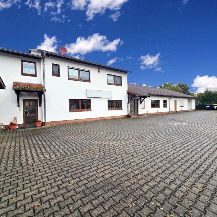 Versatile commercial property with approx. 340 m² hall/warehouse, approx. 150 m² office space & approx. 133 m² apartment