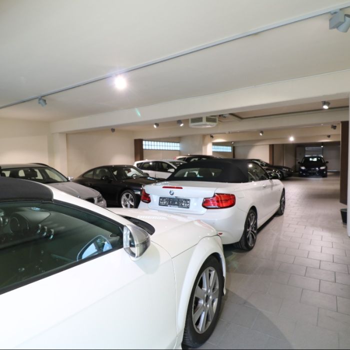 Ausstellungsfläche + Büro auf Hamburgs Automeile