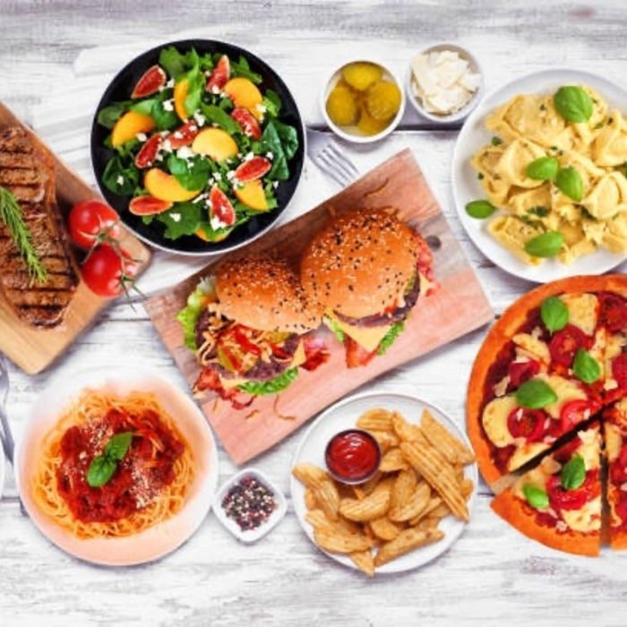 Modernes Fastfood-Restaurant mit Laufkundschaft und Lieferservice.