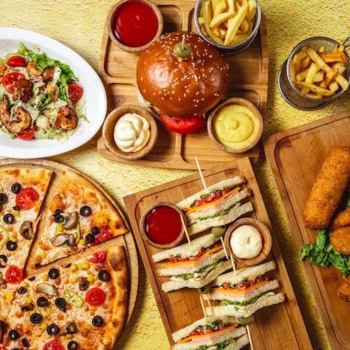 Modernes -Restaurant mit Laufkundschaft und Lieferservice.