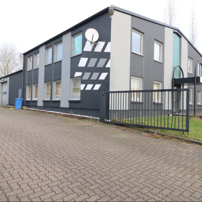 Produktions-/Hallenfläche inkl. Bürofläche & Betriebsleiterwohnung zu vermieten