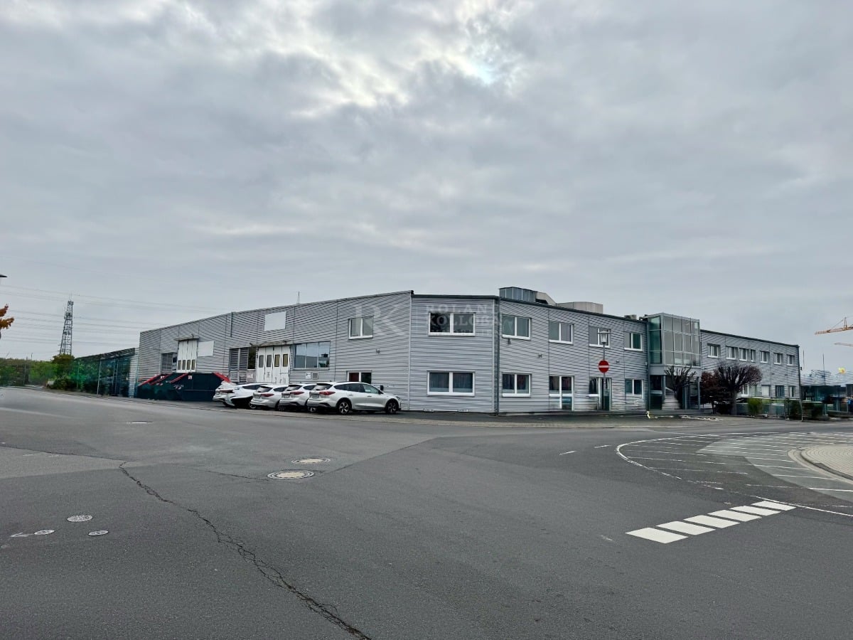 Vielseitige Gewerbehalle mit Büros in Maintal zu verkaufen