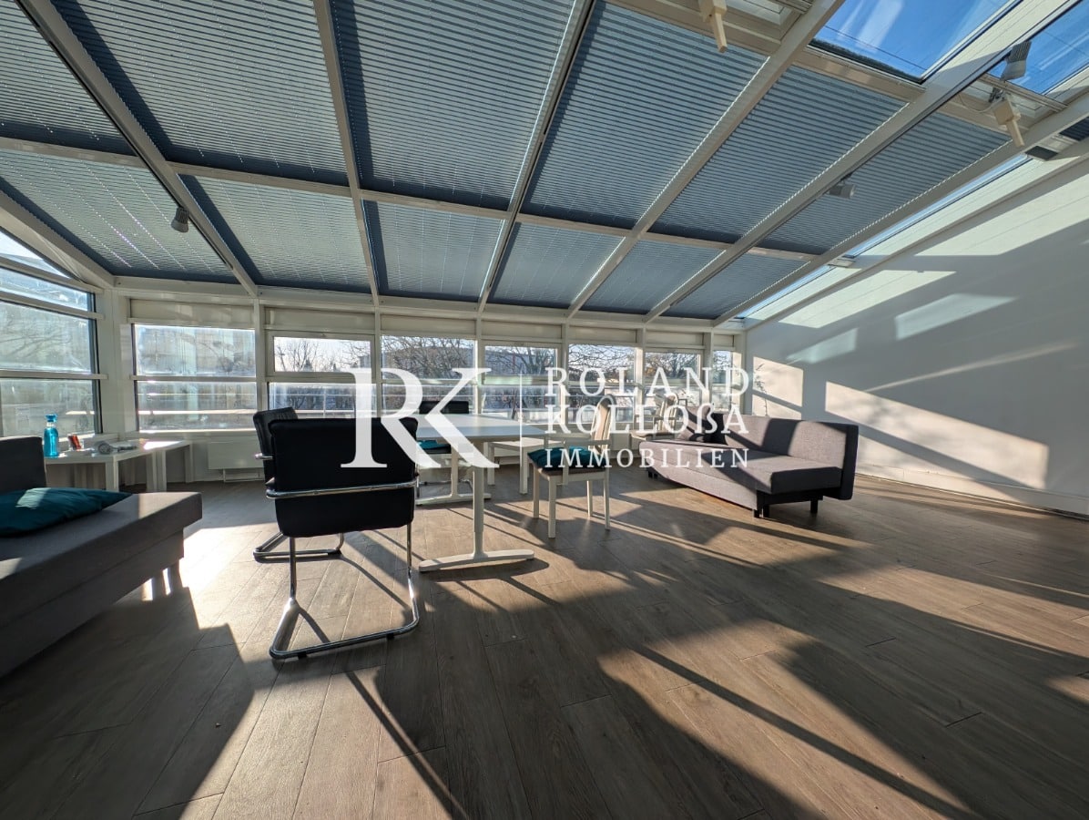 Repräsentative Ausstellungsfläche mit Büroeinheit und großzügigen Dachterrassen