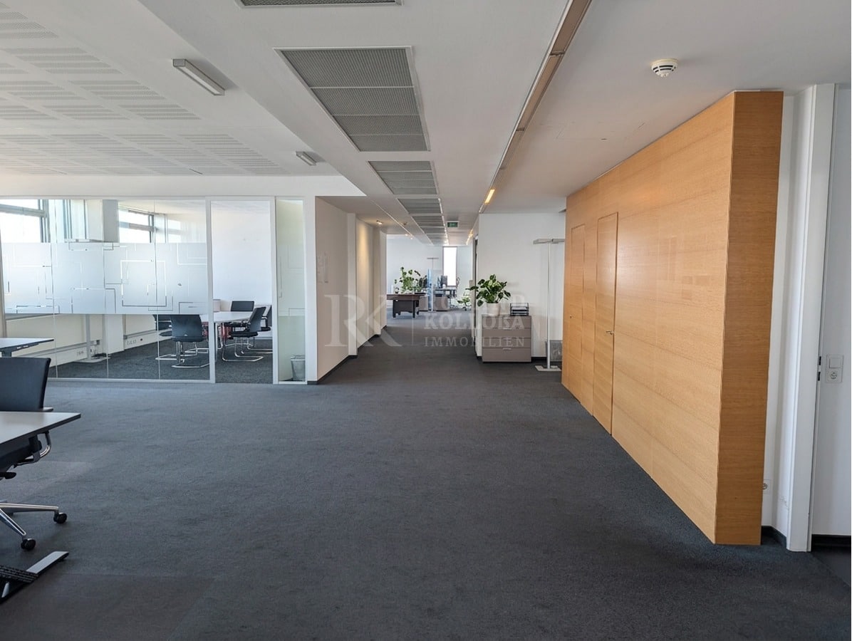 Foto vom Open Space links zum Eingangsbereich sowie weiterer Besprechungsraum